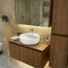 100 cm mat renkli MDF asma banyo dolabı takımı, aynalı üst dolap modeli.