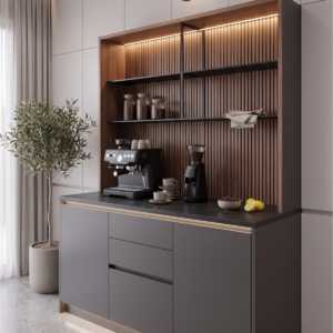 Doğal meşe çıtalı sırt paneli, mat siyah metal raf mimarisi ve antrasit lake dolap yüzeyleriyle tasarlanan modern kahve köşesi. Gizli lineer tepe ve baza LED aydınlatmasıyla evinizde şık bir barista istasyonu yaratır.