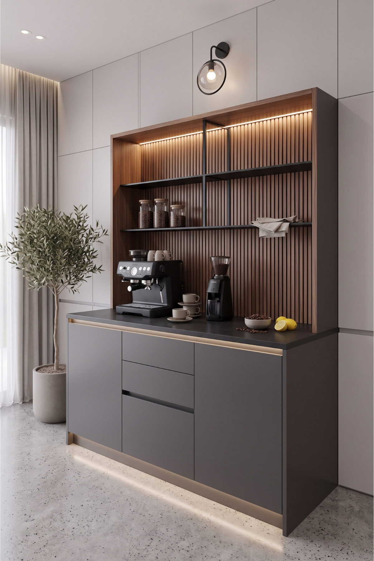 Doğal meşe çıtalı sırt paneli, mat siyah metal raf mimarisi ve antrasit lake dolap yüzeyleriyle tasarlanan modern kahve köşesi. Gizli lineer tepe ve baza LED aydınlatmasıyla evinizde şık bir barista istasyonu yaratır.